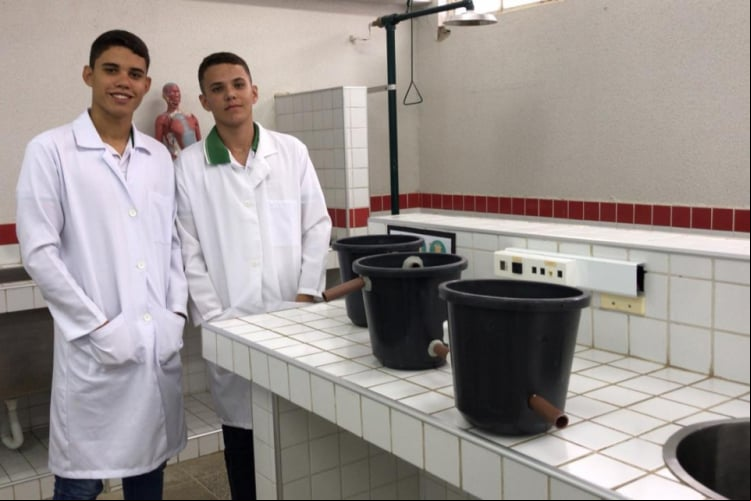 Neuclimar Júnior e Felipe Oliveira, estudantes do segundo ano do ensino médio, com os utensilio...