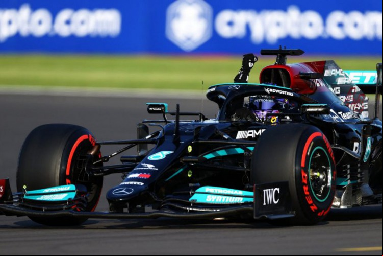Hamilton superou Verstappen com o tempo de 1m26s134