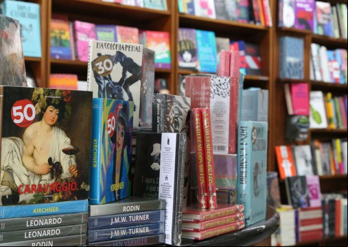 São Paulo - Estante de livros da livraria Martins Fontes, na Vila Buarque.