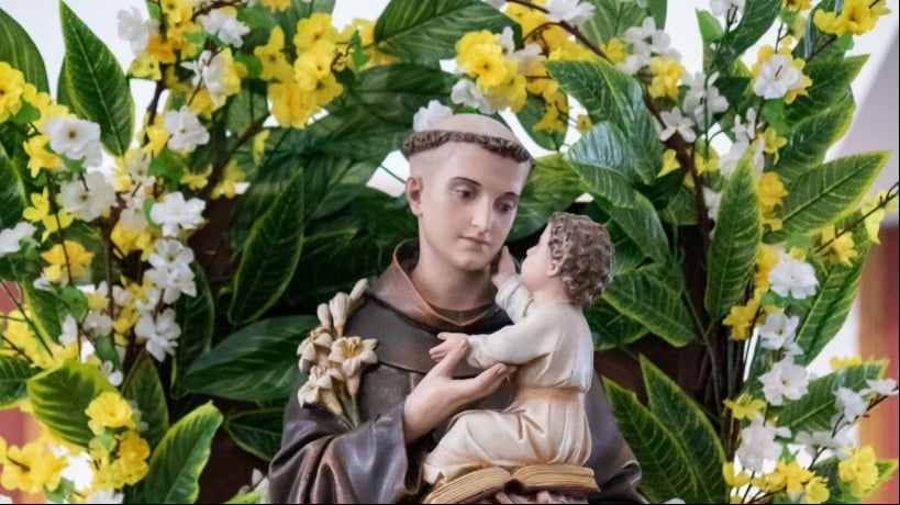 FORTALEZA, CEARÃ, BRASIL, 13-06-2023: Missa do dia de Santo AntÃ´nio na igreja do Sagrado CoraÃ§Ã£o de Jesus, momento Ã© celebrado com distribuiÃ§Ã£o do pÃ£o de Santo AntÃ´nio para os fiÃ©is . (Foto: Samuel Setubal) 