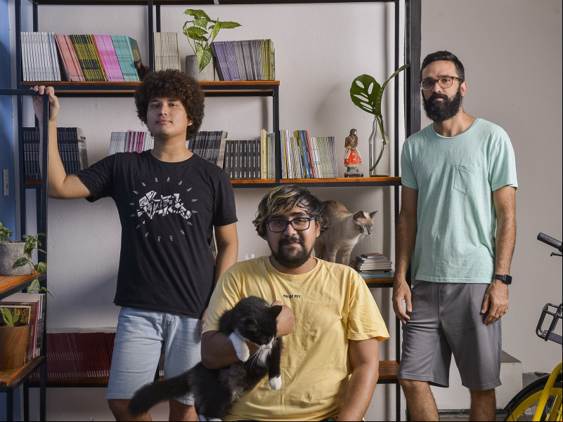 Da esquerda para a direita, o designer gráfico Daniel Firmino e os poetas Talles Azigon e Madjer Pontes, editores da Substânsia Da esquerda para a direita, o designer gráfico Daniel Firmino e os poetas Talles Azigon e Madjer Pontes, editores da Substânsia