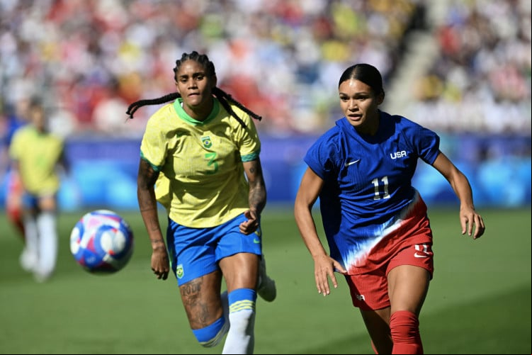 Tarciane e Sophia Smith disputam lance no jogo Brasil x EUA pela final do futebol feminino das Olimpíadas de Paris