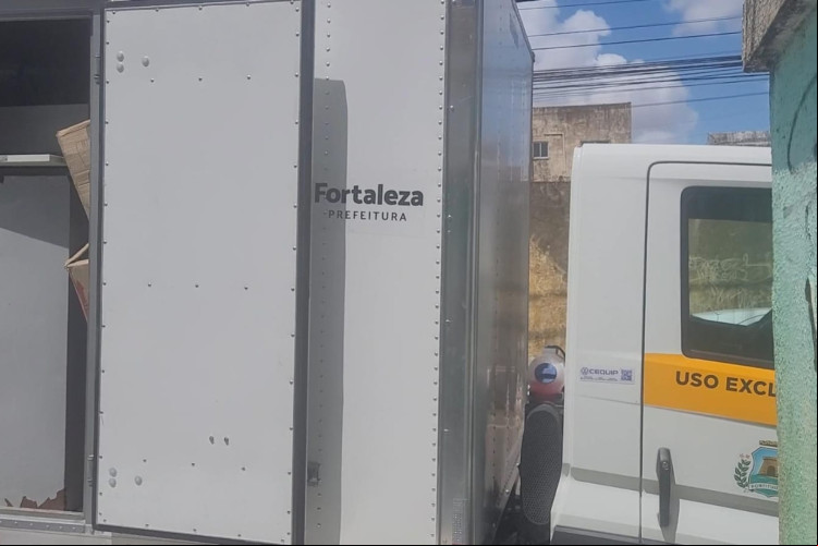 Móveis e outros materiais foram levados do equipamento em caminhão da Prefeitura Móveis e outros materiais foram levados do equipamento em caminhão da Prefeitura