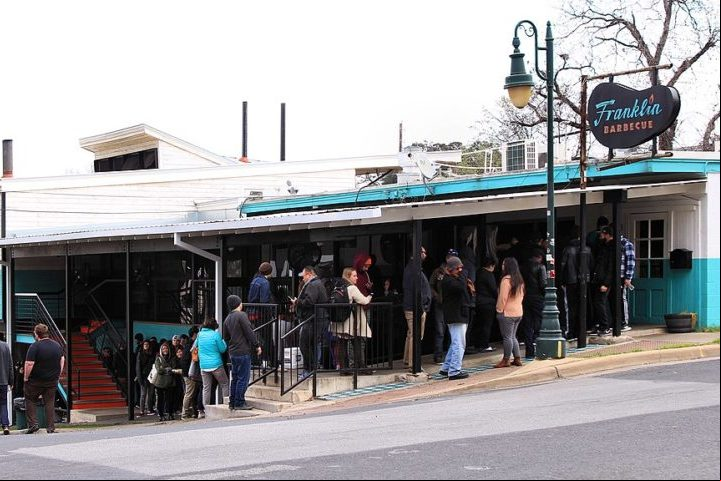 A East Eleventh Street é o lar de uma variedade de restaurantes, bares, cafés e lojas. Os visitantes podem saborear uma variedade de culinárias, desde pratos tradicionais tex-mex até cozinha internacional, e desfrutar de bebidas artesanais em bares locais.