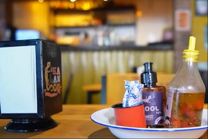 Para aqueles que preferem algo mais sofisticado, eles recomendam qualquer coquetel do Quartinho Bar.