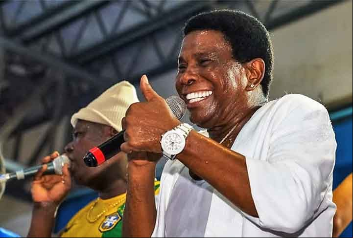 Nos anos 90, Neguinho só conquistou o título em 98, dividido com a Mangueira, com o enredo O mundo místico dos Caruanas nas águas do Patu-Anu!. Depois, foi tetra vice. Um deles com um desfile marcante, em 2001, A saga de Agotime, Maria mineira Naê!