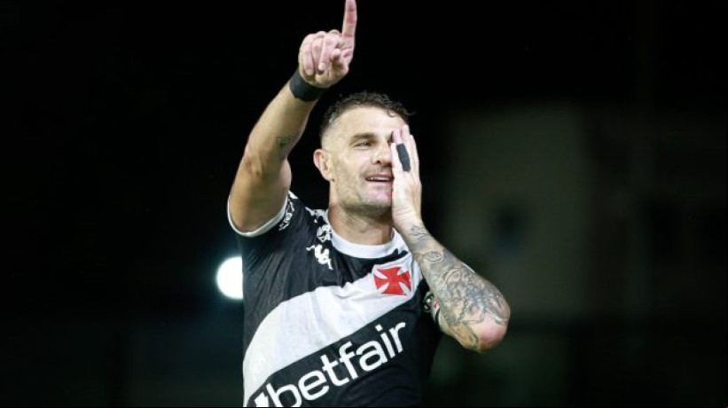 Vasco sai atrás, mas cresce no segundo tempo e vira com assistência e gol do atacante argentino