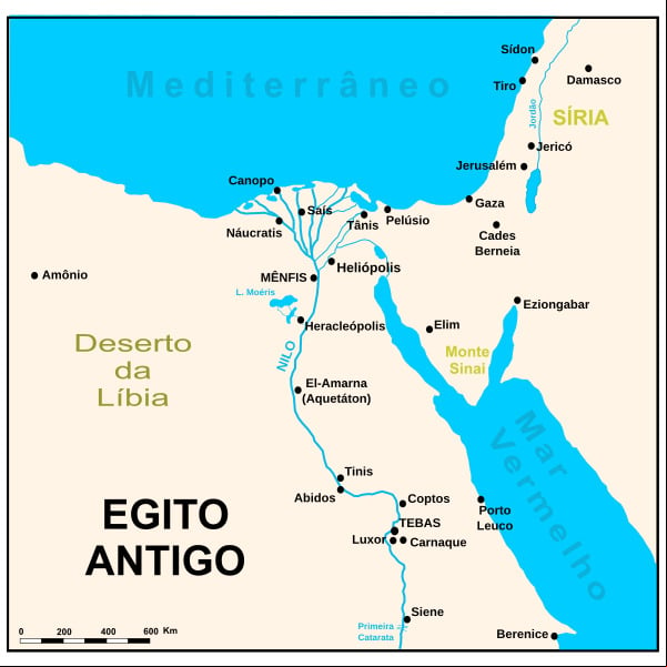 Localizado no nordeste da África, o Nilo nasce na região dos Grandes Lagos, na África Central, e deságua no Mar Mediterrâneo, no norte do Egito.