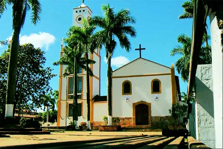 Fundada originalmente como Arraial de São José, a cidade tem origem no ciclo do ouro e posteriormente ganhou importância com a exploração de níquel, mineral que lhe deu o nome atual.