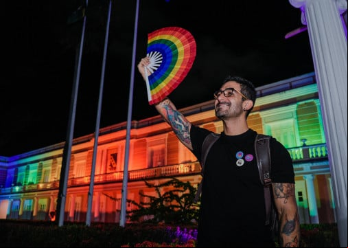 FORTALEZA-CE, BRASIL, 12-06-2025: Solenidade de inauguraÃ§Ã£o das luzes em alusÃ£o ao orgulho LGBTQIAPN+, na fachada da reitoria da UFC.  (Foto: Fernanda Barros/ O Povo)