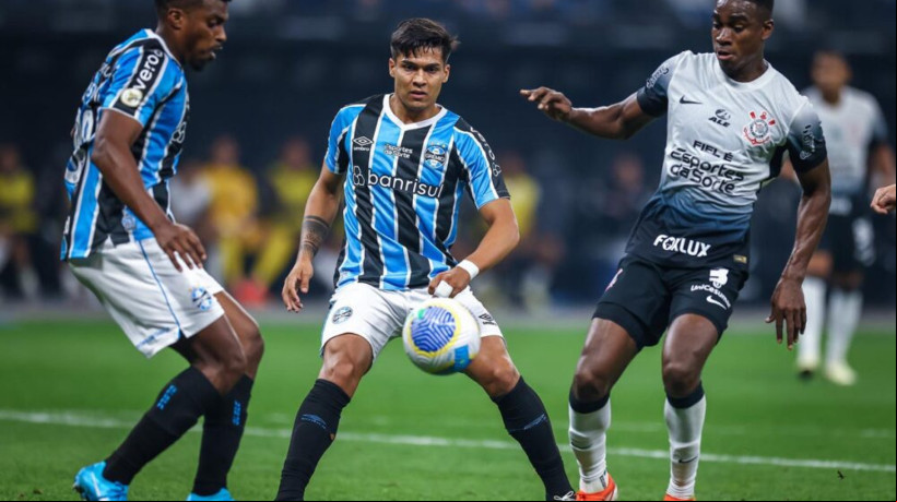 Antes da pausa para o Mundial, Grêmio e Corinthians se enfrentam em jogo que pode mudar o cenário do meio da tabela do Brasileirão 