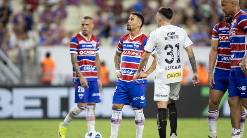 Yago Pikachu, ao centro, marcou os gols do Fortaleza 