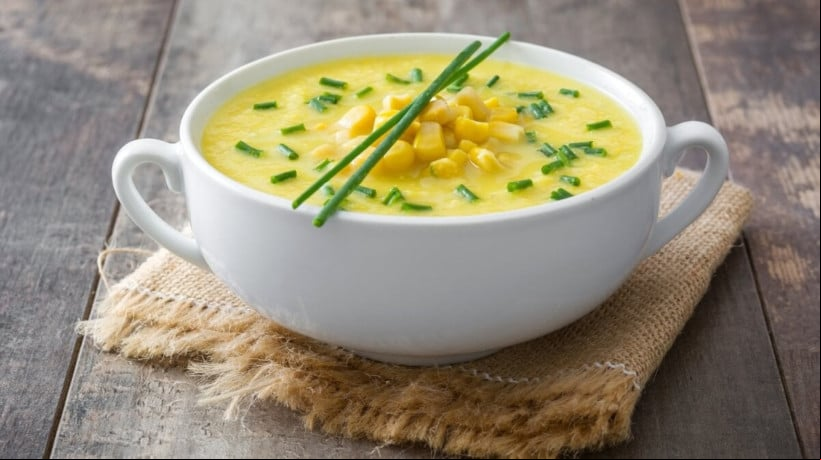 Sopa cremosa de milho-verde (Imagem: nblx | Shutterstock)