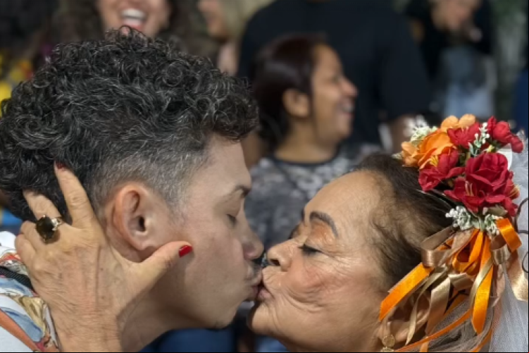 O ator e cantor Silvero Pereira posa para foto ao lado de dona Socorro Luna, responsável pela Noite das Solteironas O ator e cantor Silvero Pereira posa para foto ao lado de dona Socorro Luna, responsável pela Noite das Solteironas